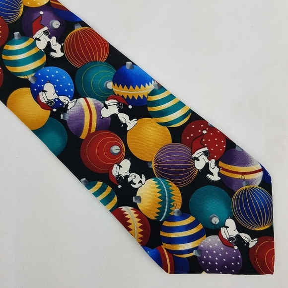 Snoopy Christmas Tie - Picture 1 of 3